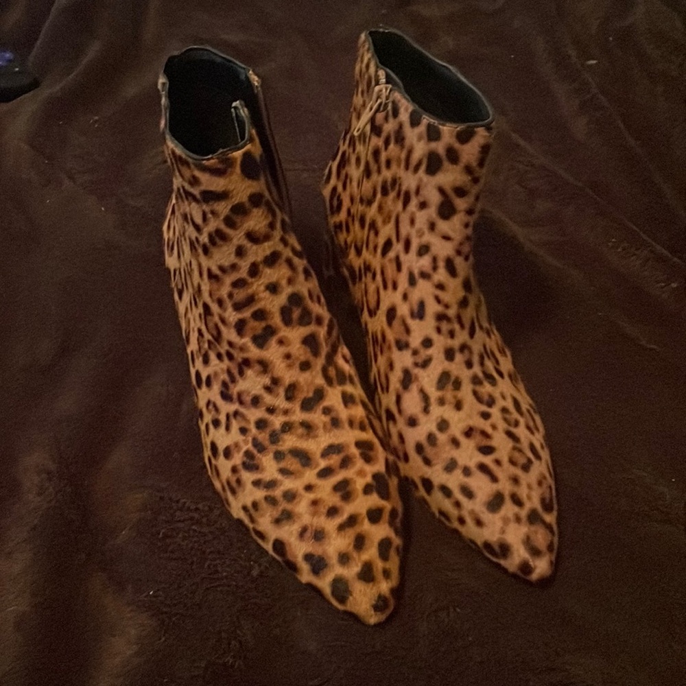 9.5 alex marie cheetah print ankle boots